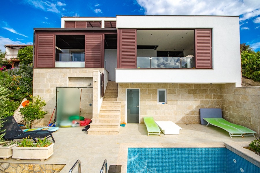 Sprzedam dom z basenem w pierwszym rzędzie do morza - Panorama Harcerska.