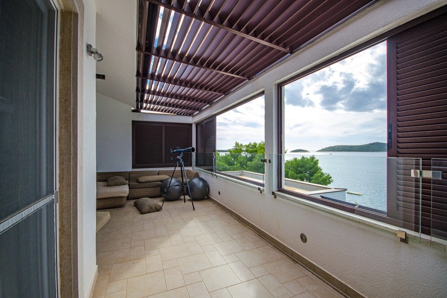 Zadaszony taras z panoramicznym widokiem na morze