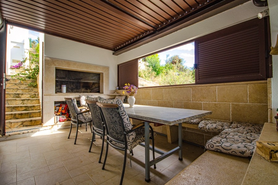 Zadaszony teren zewnętrzny z letnią kuchnią i miejscem do grillowania