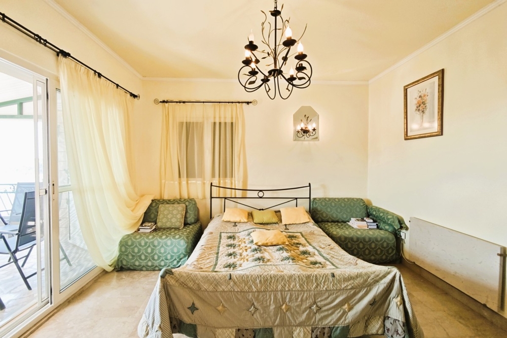 Sypialnia z łóżkiem małżeńskim i dostępem do balkonu