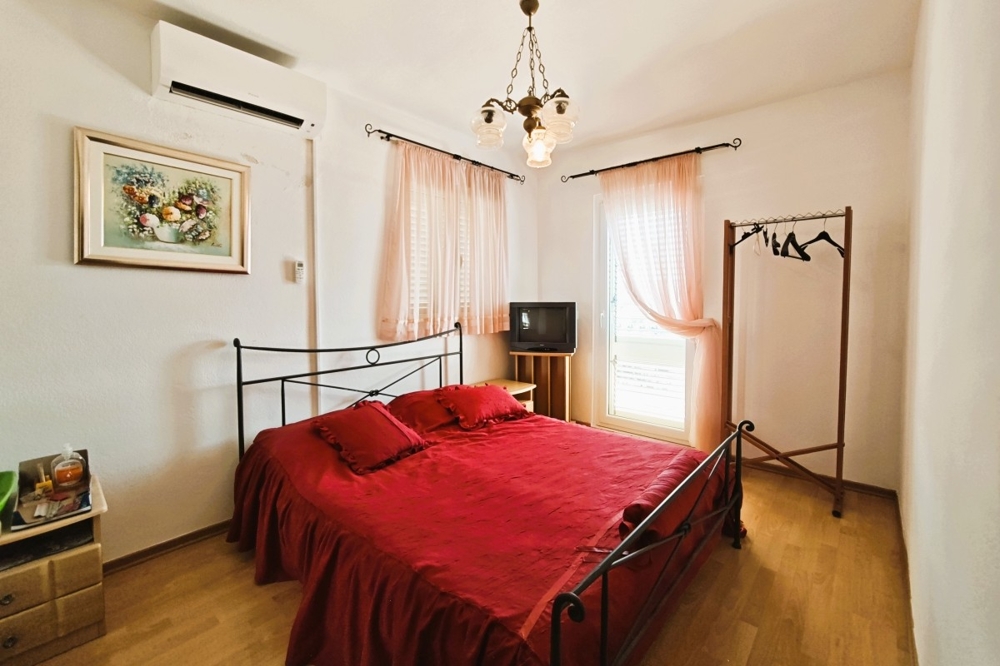 Sypialnia z wyjściem na balkon i widokiem na morze