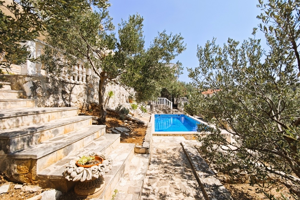 Ogród z basenem i roślinnością śródziemnomorską