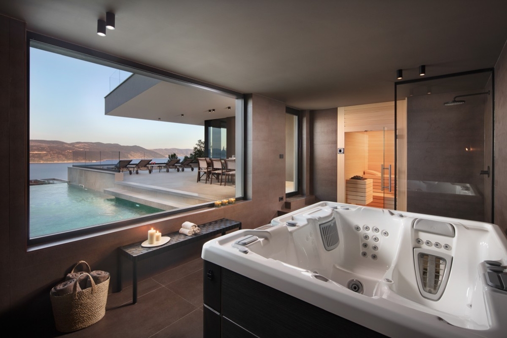 Strefa Wellness z jacuzzi, sauną i widokiem na morze