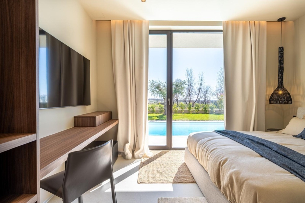 Sypialnia z bezpośrednim widokiem na ogród i basen