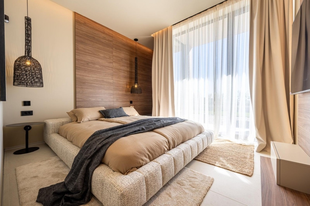 Nowoczesna sypialnia z drewnianą boazerią