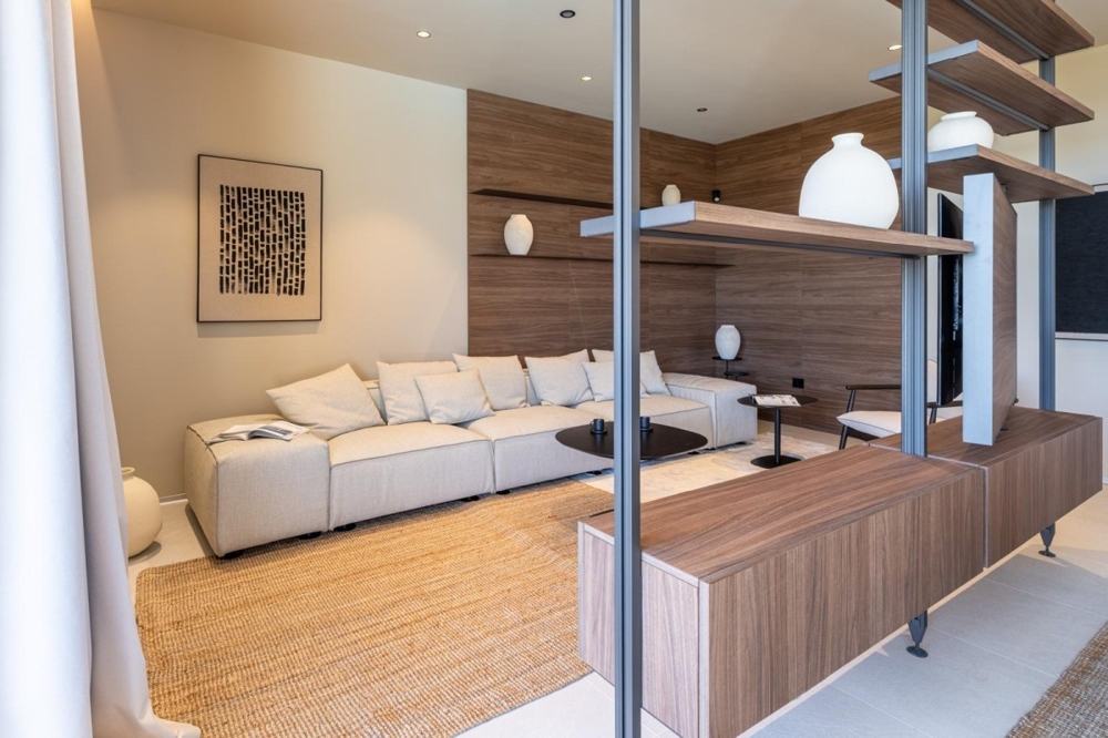 Otwarta część dzienna z designerskimi meblami i drewnianymi detalami