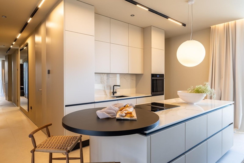 Wysokiej jakości zabudowana kuchnia z wyspą kuchenną