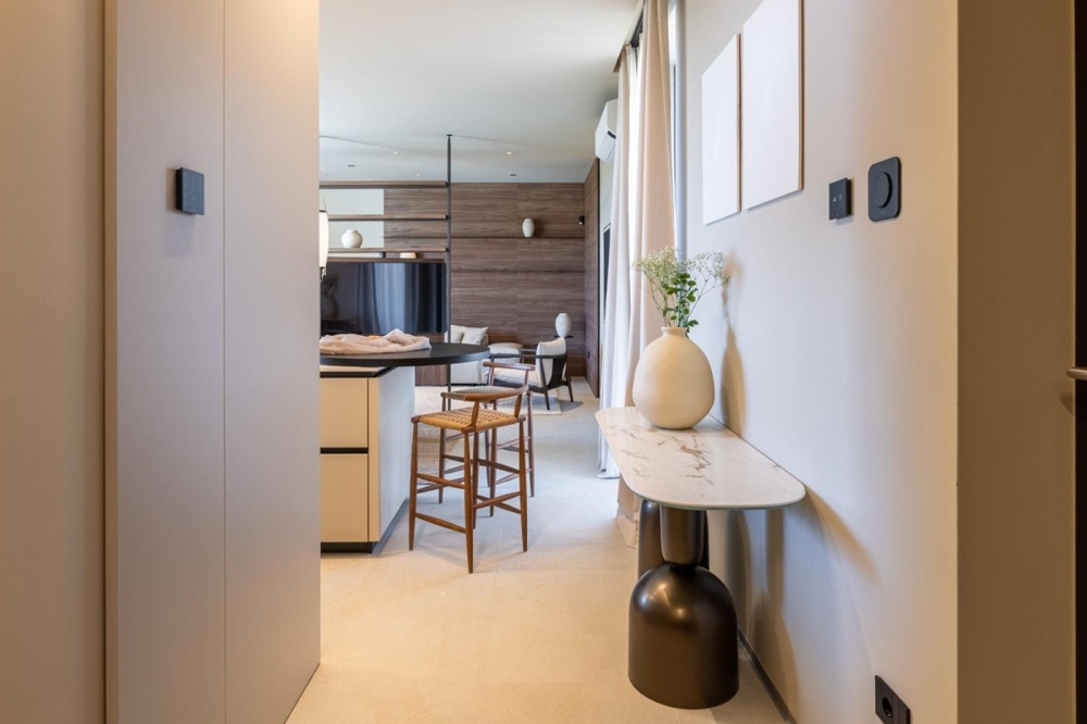 Przedpokój ze stylowymi meblami i przejściem do części dziennej