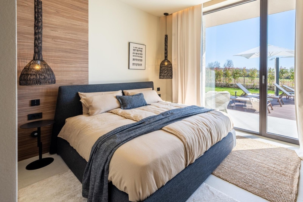 Sypialnia z wyjściem na taras i widokiem na basen