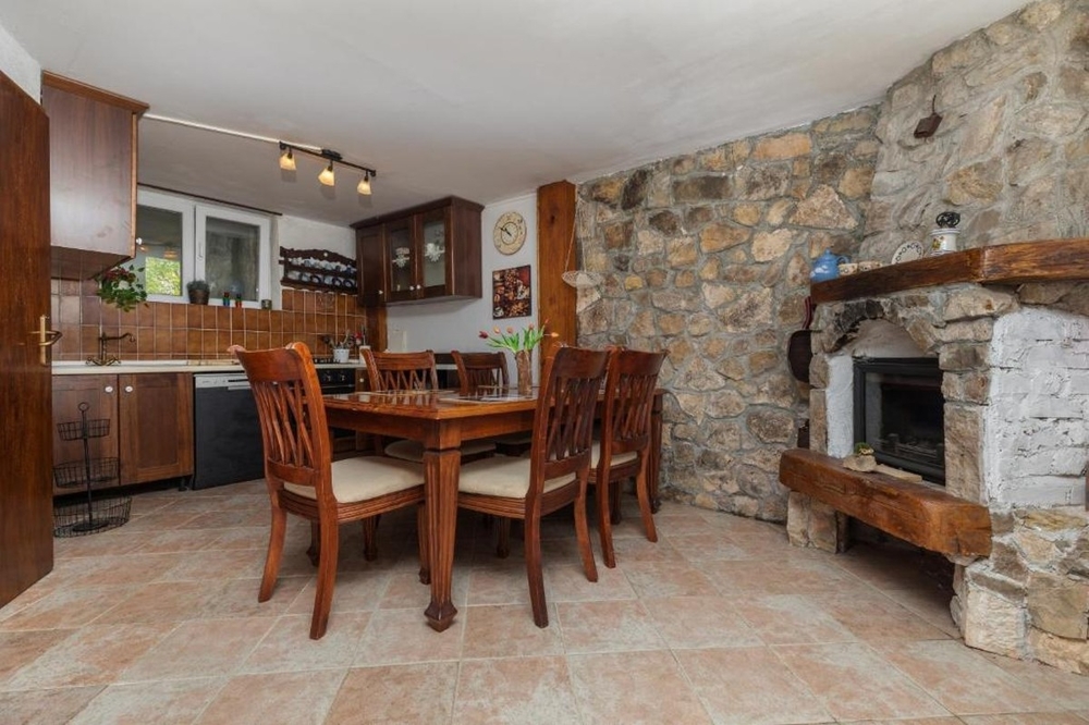 Jadalnia z rustykalnym kominkiem i kamiennym wystrojem