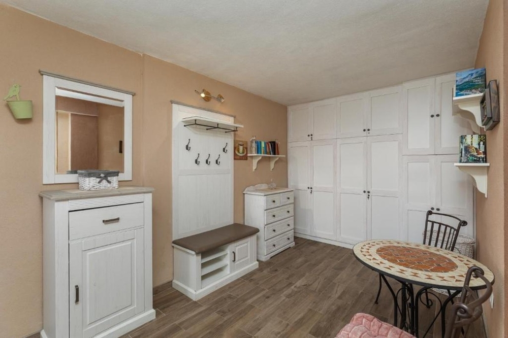 Strefa wejściowa z wbudowanymi szafkami i ławką