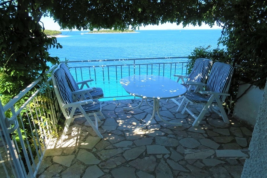 Taras z panoramicznym widokiem na morze i przybrzeżne wyspy