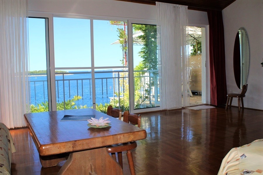 Część dzienna z dużymi oknami i dostępem do tarasu z widokiem na morze