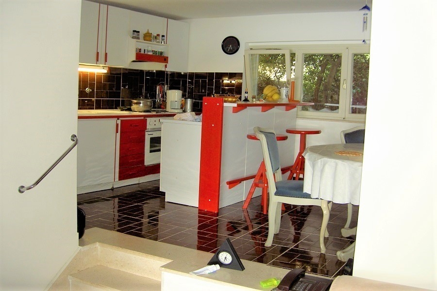 Kuchnia z jadalnią i barem o funkcjonalnym wystroju