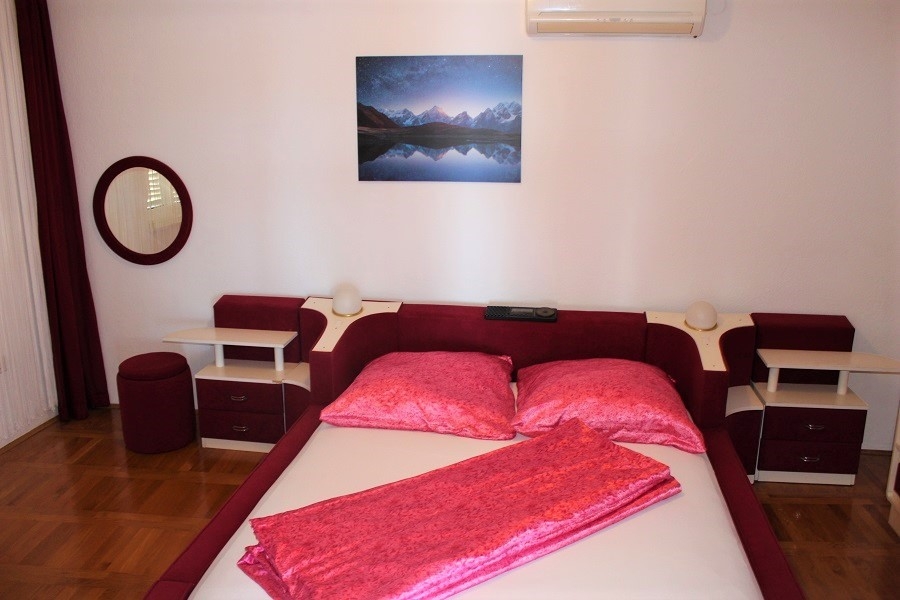 Sypialnia z podwójnym łóżkiem i nowoczesnymi meblami