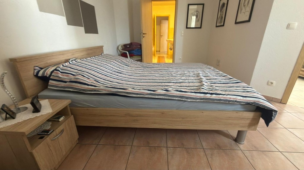 Sypialnia z łóżkiem małżeńskim i dostępem do korytarza