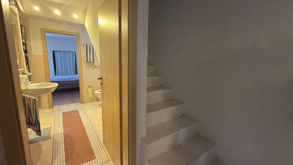 Przedpokój z dostępem do łazienki i schodów