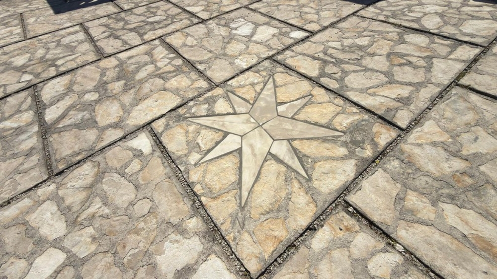 Taras z podłogą z kamienia naturalnego i dekoracyjnym wzorem