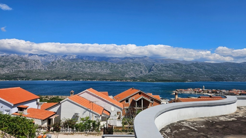 Panoramiczny widok na morze, góry Velebit i Vinjerac