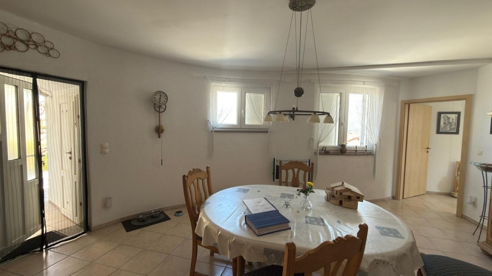 Jadalnia z dostępem do przestrzeni zewnętrznej