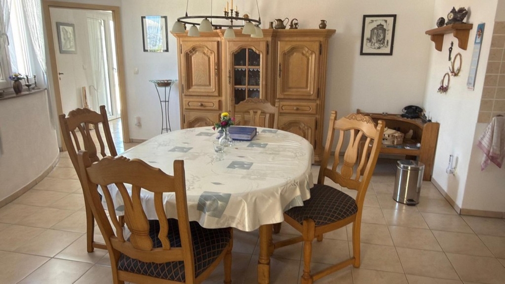 Jadalnia z drewnianymi meblami i otwartą przestrzenią