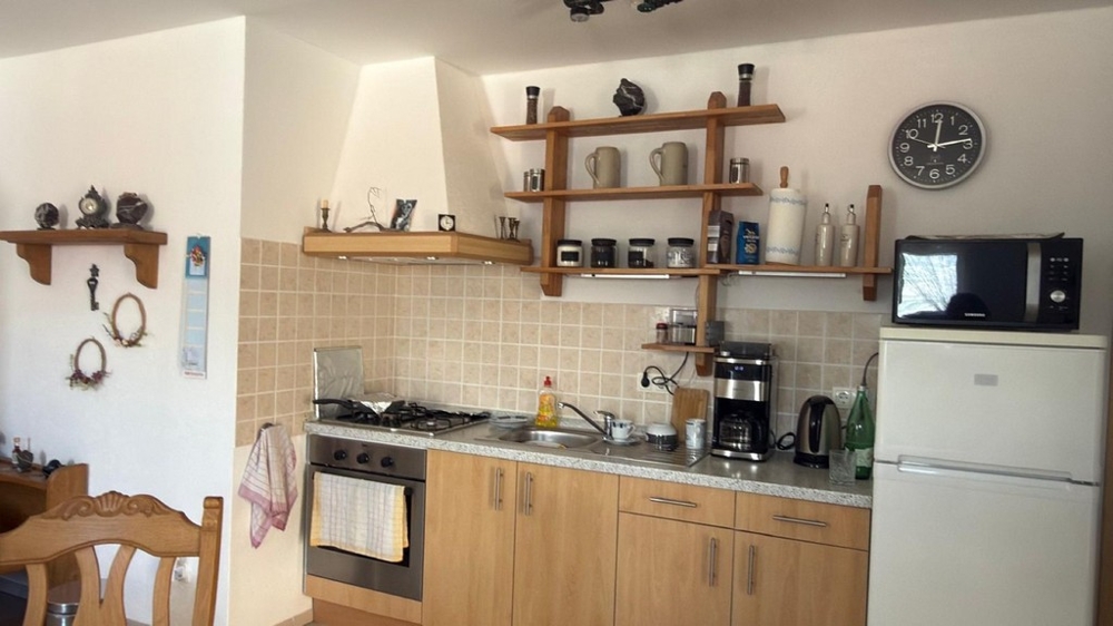 Kuchnia z zabudową AGD i blatem do pracy