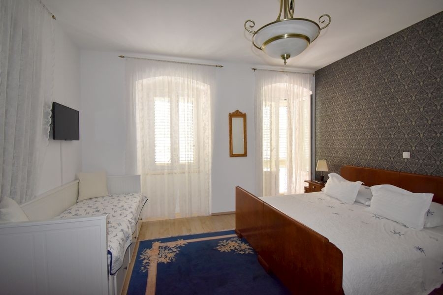 Sypialnia z łóżkiem małżeńskim i wyjściem na balkon