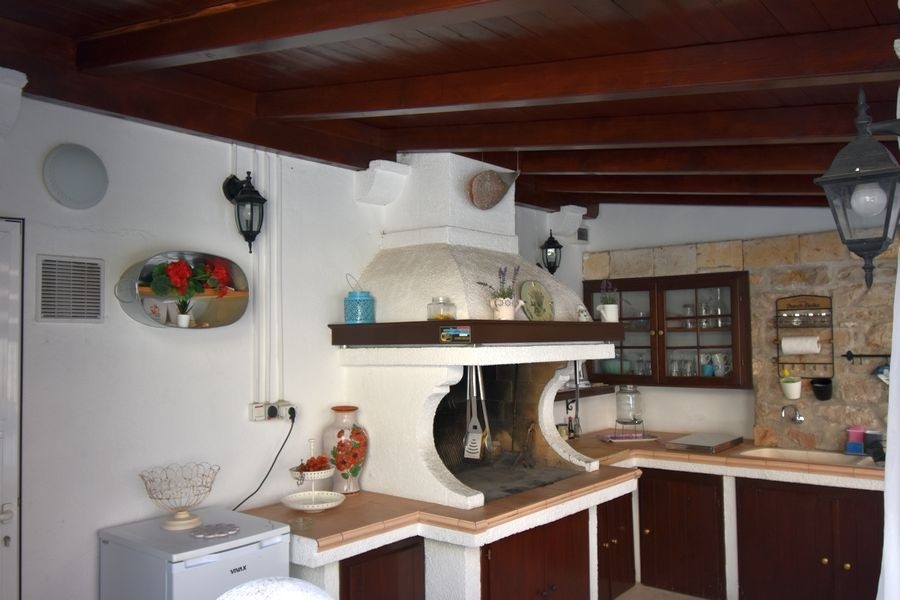 Kuchnia na świeżym powietrzu z miejscem do grillowania