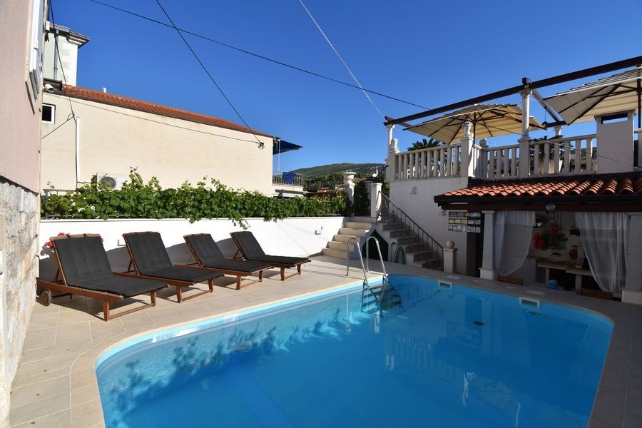 Basen z tarasem słonecznym i leżakami