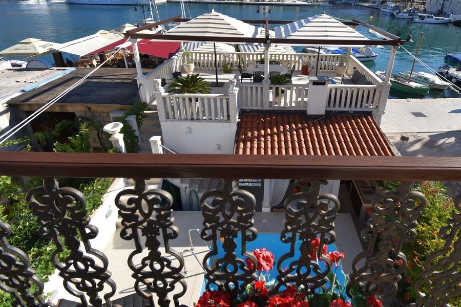 Taras na dachu z widokiem na morze i port