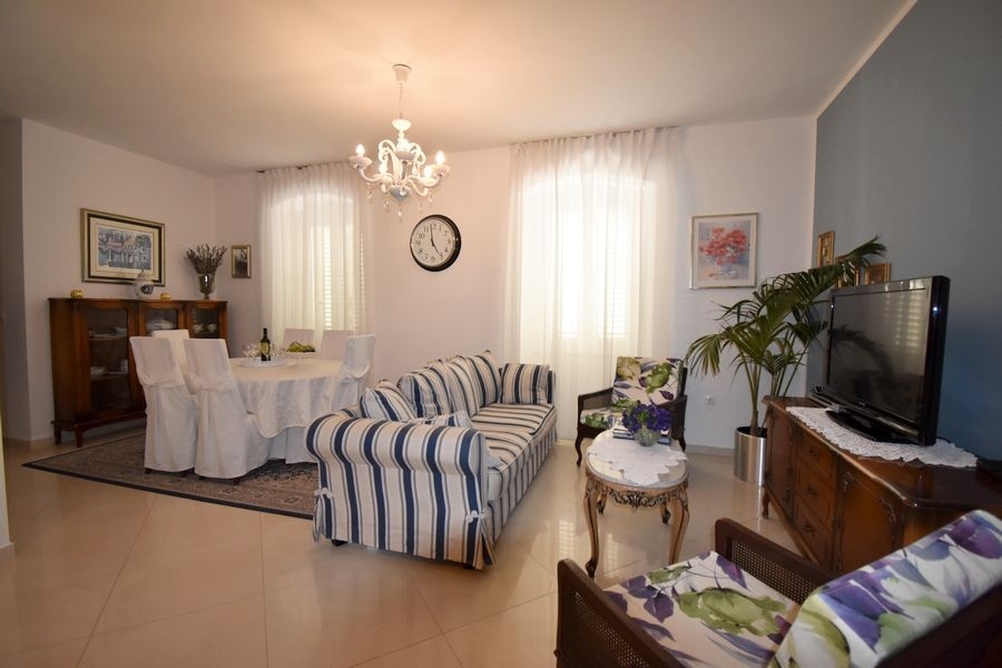 Pokój dzienny z sofą i klasycznymi meblami