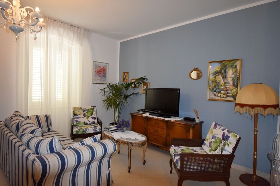 Część dzienna z telewizorem i meblami wypoczynkowymi