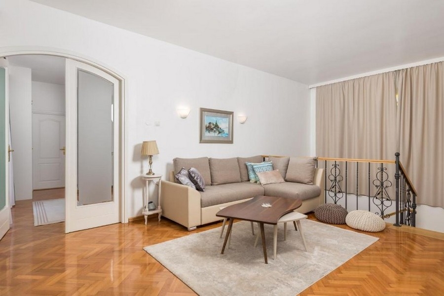 Część dzienna na piętrze z sofą i parkietem