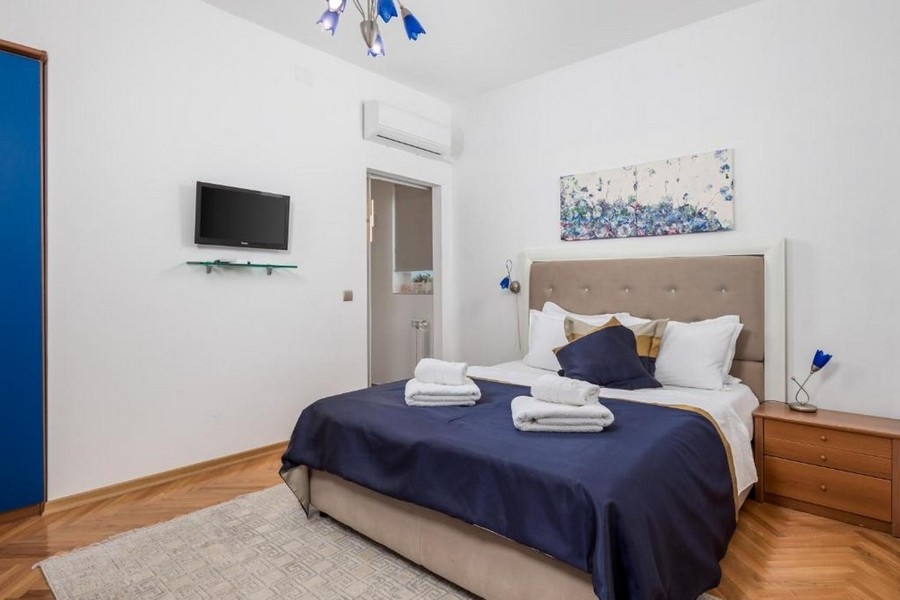 Sypialnia z łóżkiem małżeńskim i klimatyzacją