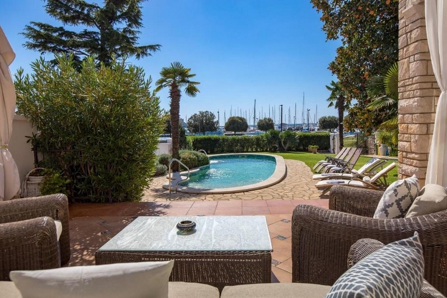 Willa z basenem blisko morza w Umag na Istrii.