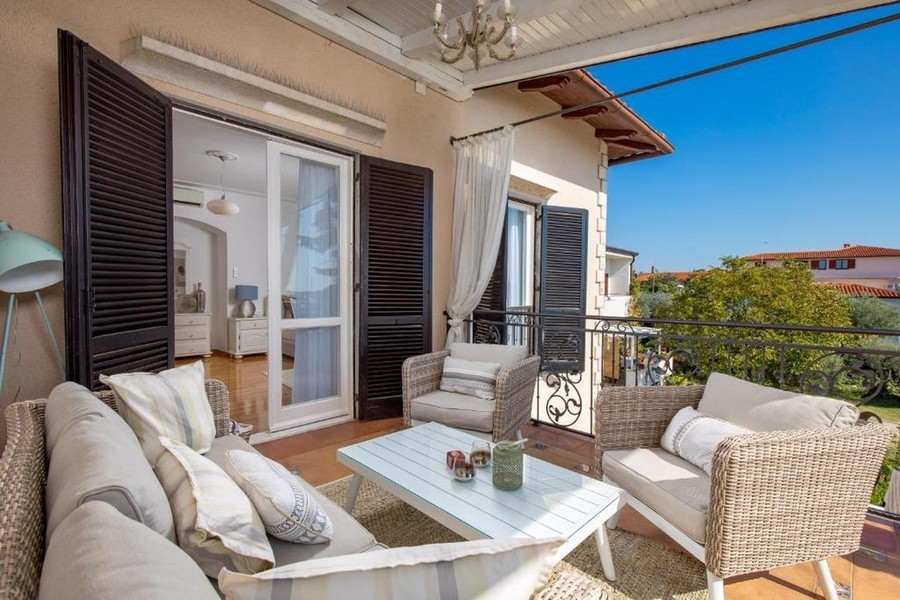 Taras z częścią wypoczynkową i widokiem na zieleń