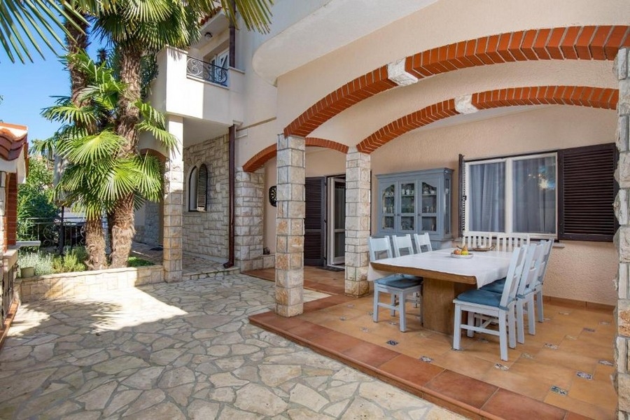 Zadaszony taras z częścią wypoczynkową i elewacją z kamienia naturalnego