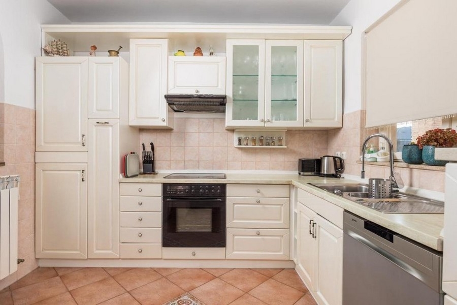 Kuchnia z zabudową AGD i blatem do pracy