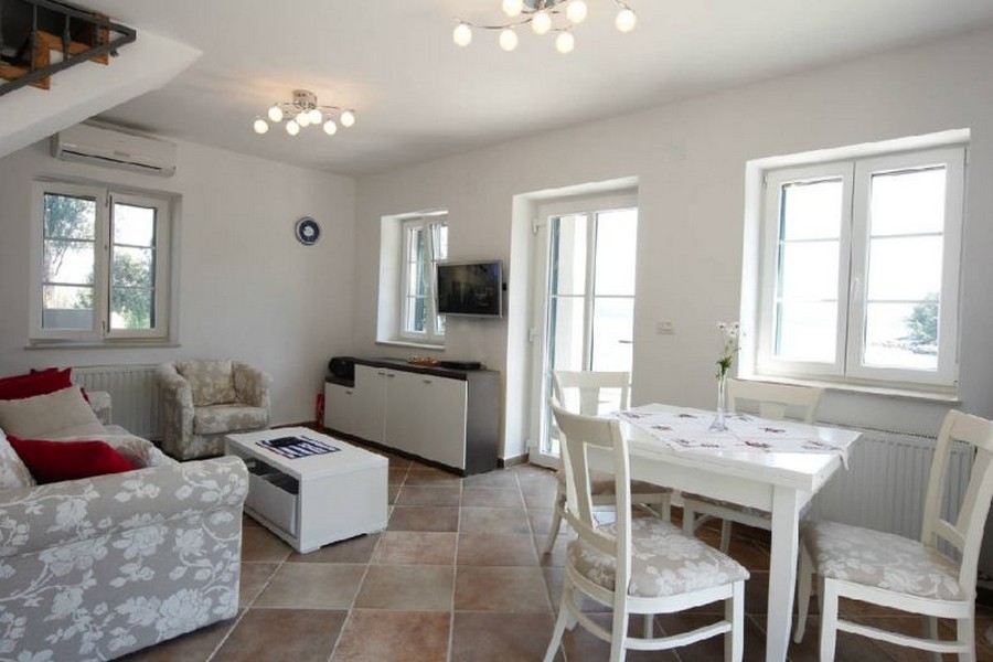 Pokój dzienny z widokiem na morze i wyjściem na taras