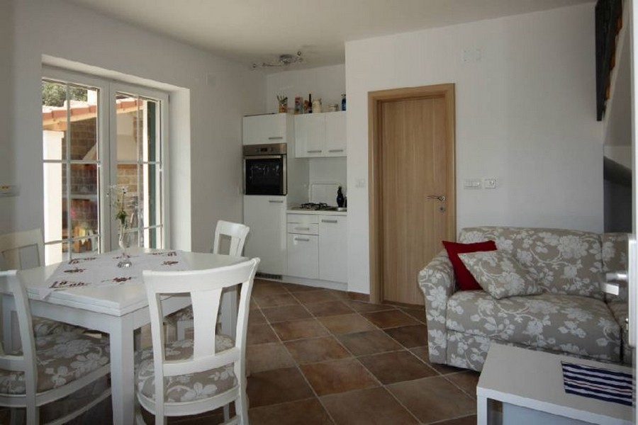 Otwarty salon z kuchnią i częścią wypoczynkową