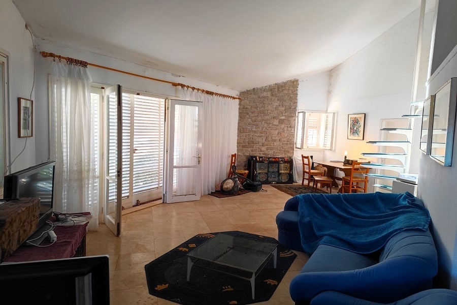 Część dzienna z kominkiem i wyjściem na taras