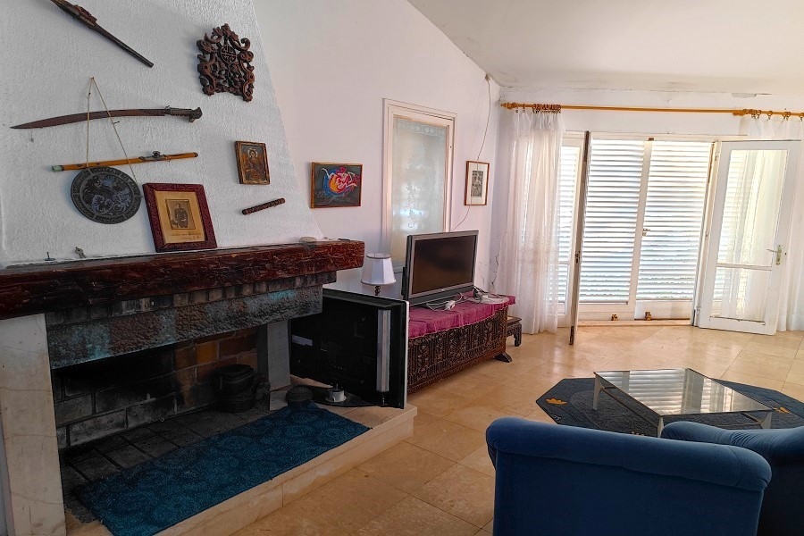 Pokój dzienny z częścią wypoczynkową i drzwiami tarasowymi