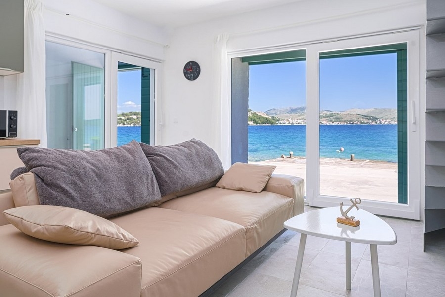 Pokój dzienny z sofą i bezpośrednim widokiem na morze