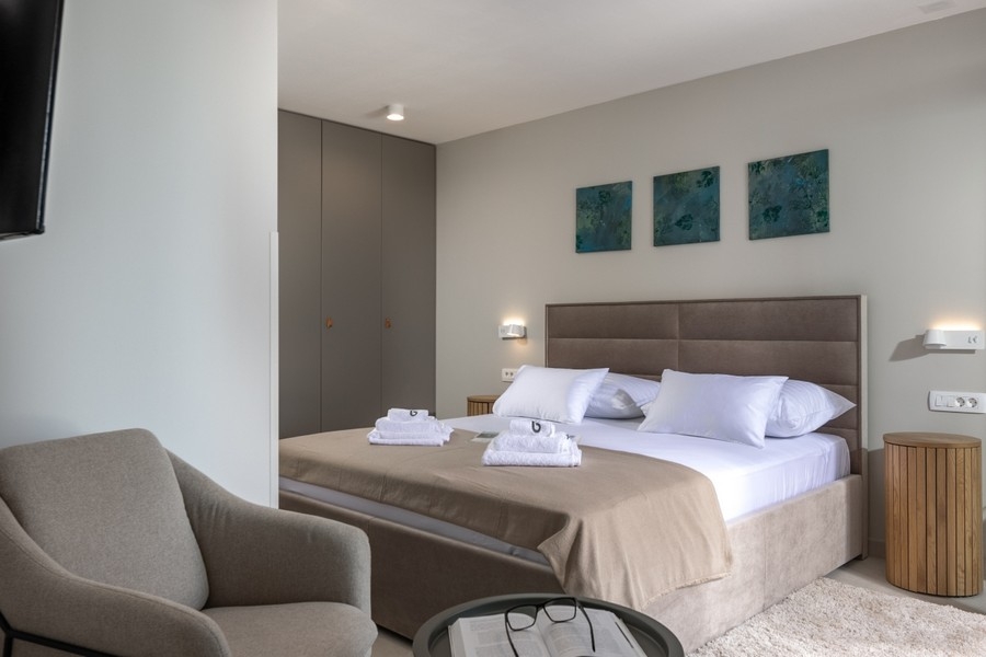 Sypialnia z łóżkiem małżeńskim i szafą wnękową