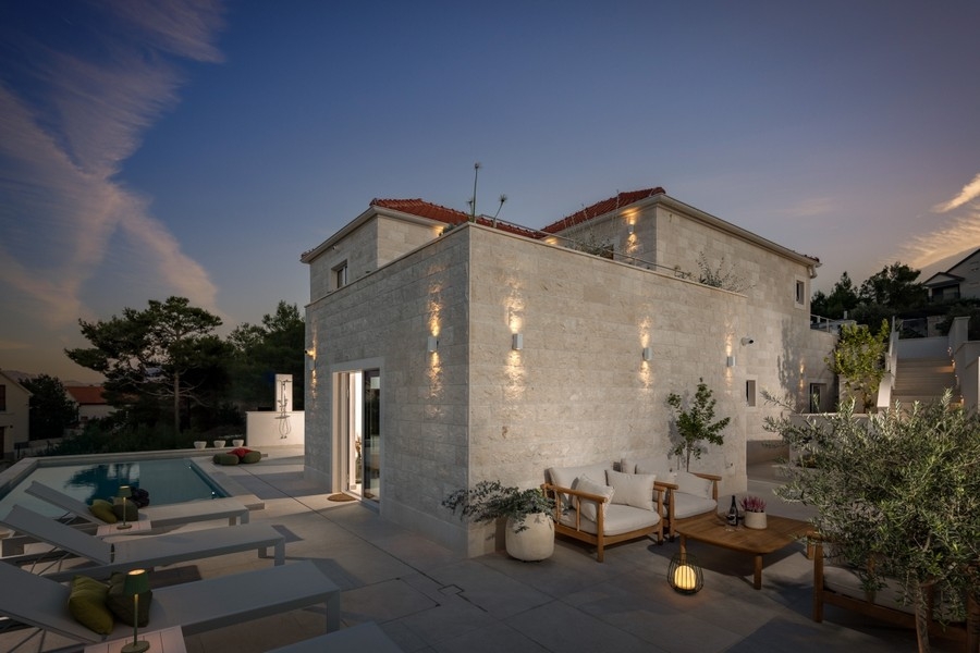 Willa w stylu kamienia naturalnego na wyspie Brac w Chorwacji.