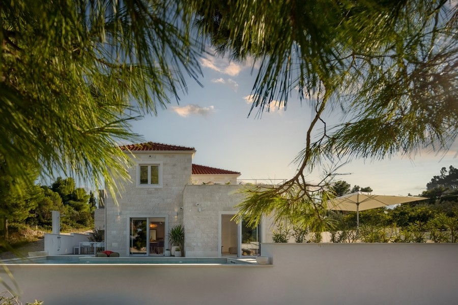 Kamienna willa z basenem i tarasem na Braču