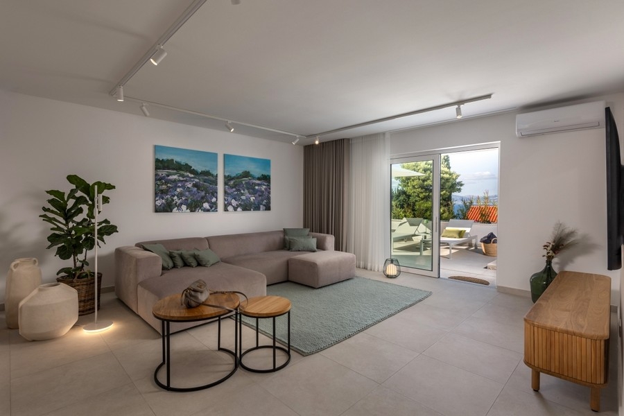 Pokój dzienny z sofą i wyjściem na taras