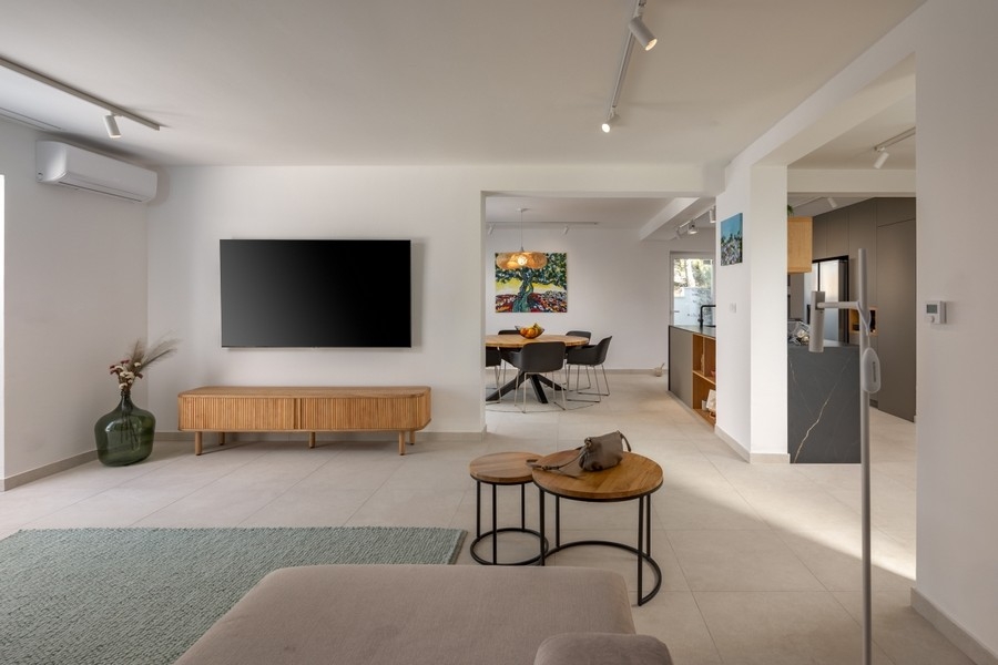 Otwarta część dzienna z TV i przejściem do kuchni