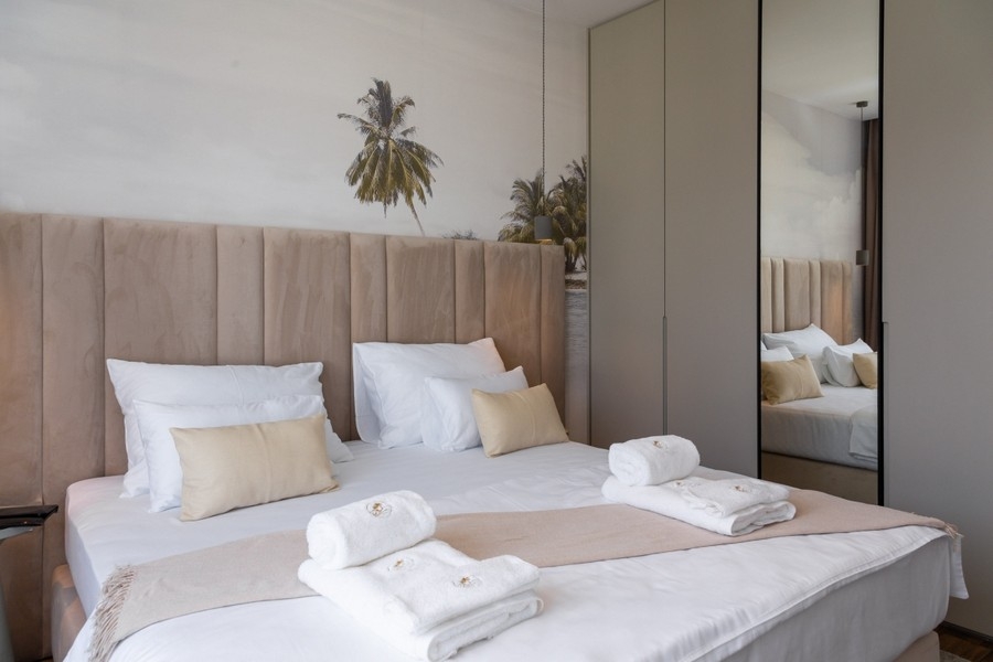 Sypialnia z zabudowaną szafą