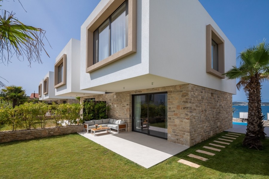 Nowoczesna willa z widokiem na morze i ogrodem